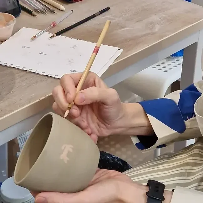 hand painting tiger design underglaze